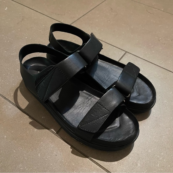Vagabond Black Leather Minimal Flat Sandals - Picture 1 of 7